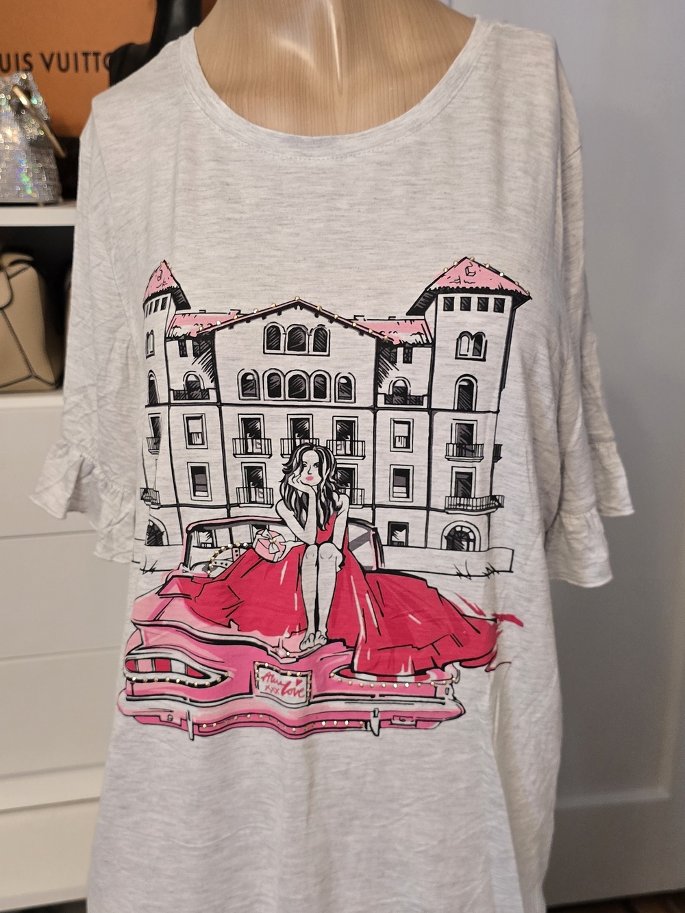 Women’s Short Sleeve Graphic Tee in Light Gray with Pink Print